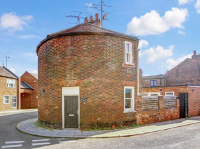 The Little Round House, entire house in town centre, sleeps 4